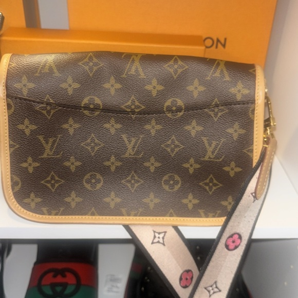 Authentic Diane Louis Vuitton Bag - Picture 6 of 7